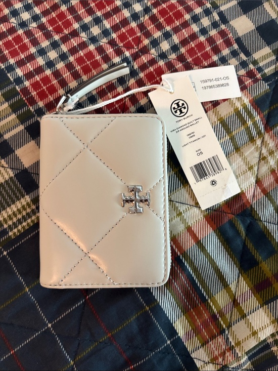 Tory Burch Handbags - Tory Burch Kira Diamond Small Quilted Zip Wallet in Light Titanium